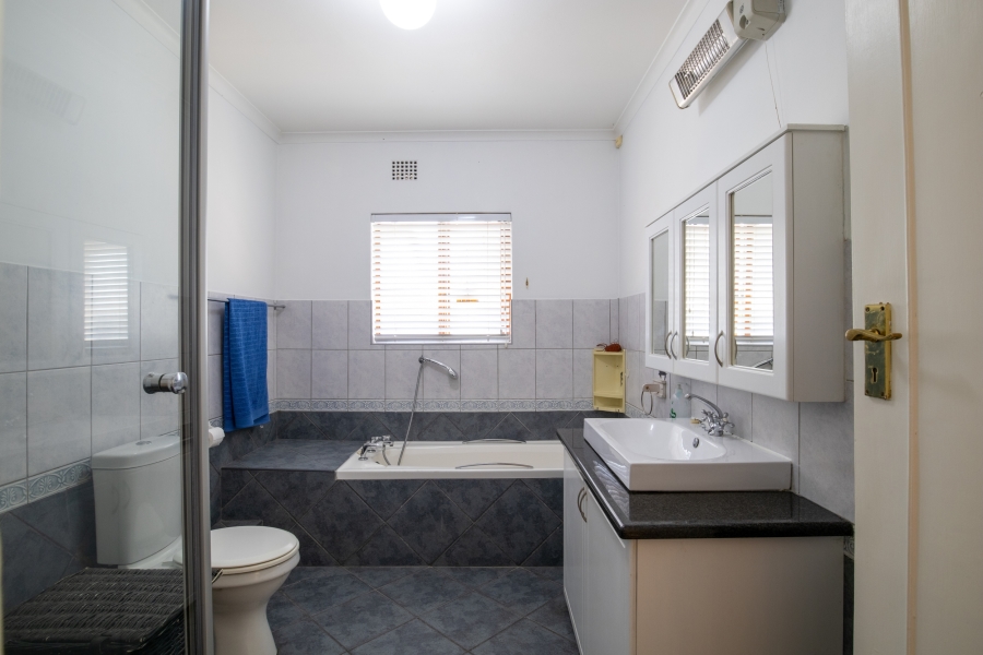 To Let 4 Bedroom Property for Rent in Meadowridge Western Cape